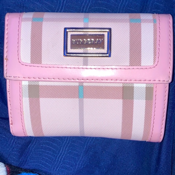 I want $300 for a Burberry wallet - Picture 1 of 4